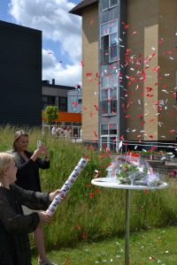 Studenter springer ud